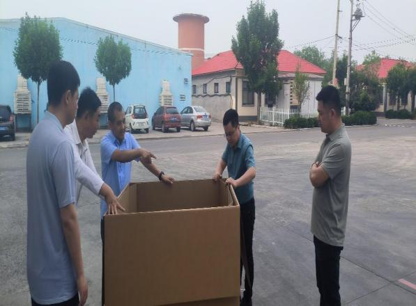 李總協(xié)同供應(yīng)部、青島合興包裝廠進(jìn)行現(xiàn)場(chǎng)研究探討