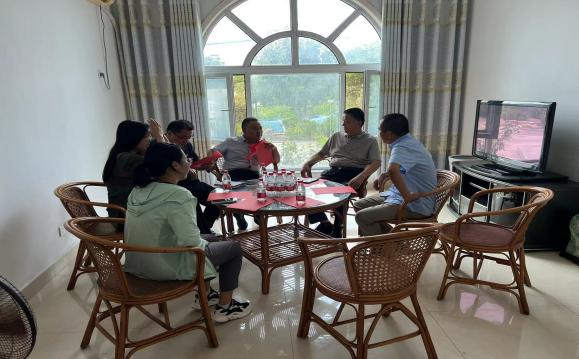 工信局吳局長(zhǎng)、備案科董科長(zhǎng)及秦皇臺(tái)陳鄉(xiāng)長(zhǎng)、應(yīng)急辦主任等一行對(duì)健達(dá)項(xiàng)目建設(shè)進(jìn)行實(shí)地考察