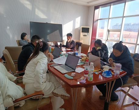 財務(wù)科進行年終存貨盤點