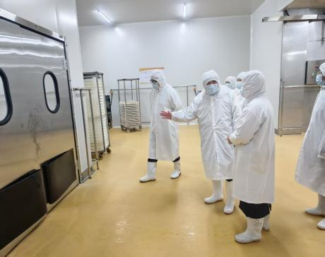 市監(jiān)管局對(duì)面食一車間進(jìn)行核查